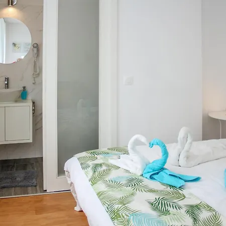 Amazing River Views - 2 Ensuit Bedrooms, Free Parking *